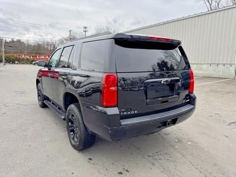 2018 Chevrolet Tahoe, VIN 1GNSKBKC8JR256851. Zdjęcie 2 z 6 z aukcji Copart. Katalog aut z USA OpenDataCar.