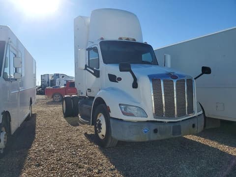 2017 Peterbilt tractor , VIN 1NPBAH8XXHD421470. Фото 1 из 6 с аукциона Copart. Каталог авто из США OpenDataCar.