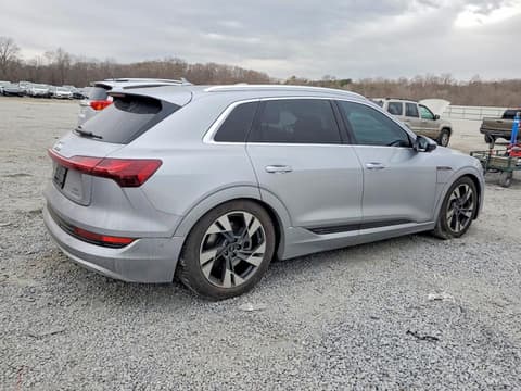 2022 Audi e-tron, VIN WA1LAAGE2NB033685. Фото 3 из 6 с аукциона Copart. Каталог авто из США OpenDataCar.