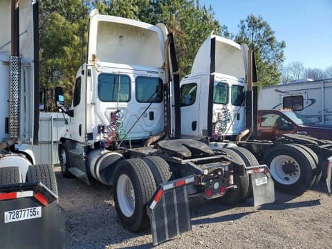 2015 Freightliner Cascadia, VIN 1FUBGEDV6FLGH4742. Фото 3 з 6 з аукціону Copart. Каталог авто зі США OpenDataCar.