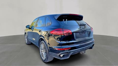 2017 Porsche Cayenne, VIN WP1AA2A25HKA85543. Фото 3 з 6 з аукціону Copart. Каталог авто зі США OpenDataCar.