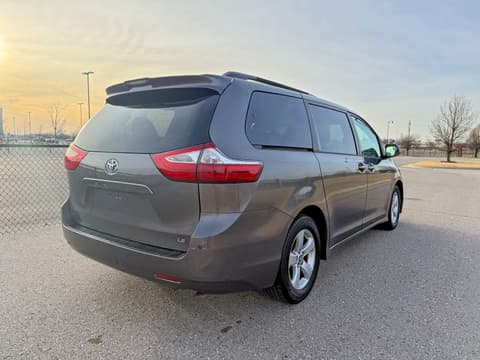 2018 Toyota Sienna, VIN 5TDKZ3DC1JS925096. Фото 4 з 6 з аукціону Copart. Каталог авто зі США OpenDataCar.