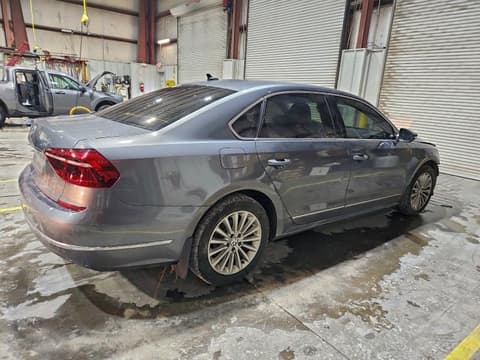 2017 Volkswagen Passat, VIN 1VWBT7A37HC013739. Фото 3 з 6 з аукціону Copart. Каталог авто зі США OpenDataCar.