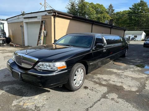 2005 Lincoln Town Car, VIN 1L1FM88W85Y654529. Фото 2 з 6 з аукціону Copart. Каталог авто зі США OpenDataCar.