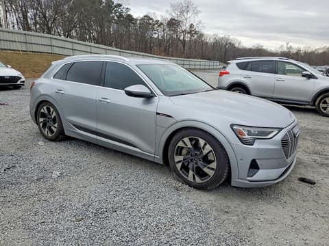 2022 Audi e-tron, VIN WA1LAAGE2NB033685. Фото 4 из 6 с аукциона Copart. Каталог авто из США OpenDataCar.