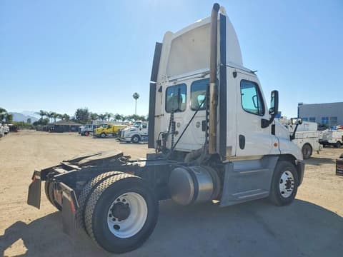 2016 Freightliner Cascadia, VIN 1FUBGEDV2GLHC5753. Photo 4 of 6 from Copart auction. OpenDataCar US salvage catalog.