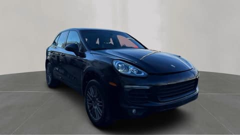 2017 Porsche Cayenne, VIN WP1AA2A25HKA85543. Фото 1 з 6 з аукціону Copart. Каталог авто зі США OpenDataCar.