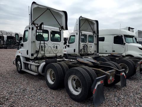 2018 Freightliner Cascadia 113, VIN 3AKJGBDV5JSGX9104. Zdjęcie 3 z 6 z aukcji Copart. Katalog aut z USA OpenDataCar.