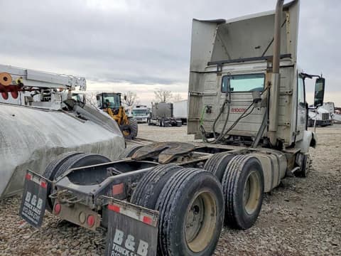 2011 Volvo VN, VIN 4V4MC9DF0BN296286. Фото 4 з 6 з аукціону Copart. Каталог авто зі США OpenDataCar.