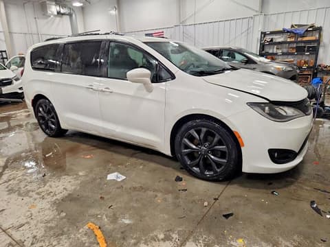 2018 Chrysler Pacifica, VIN 2C4RC1EG4JR260998. Фото 4 з 6 з аукціону Copart. Каталог авто зі США OpenDataCar.
