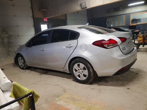 2017 Kia Forte, VIN 3KPFK4A78HE157415. Zdjęcie 2 z 6 z aukcji Copart. Katalog aut z USA OpenDataCar.