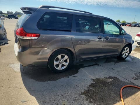 2014 Toyota Sienna, VIN 5TDKK3DCXES451563. Zdjęcie 3 z 6 z aukcji Copart. Katalog aut z USA OpenDataCar.