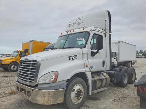 2017 Freightliner Cascadia 125, VIN 1FUGGEDV7HLHS4044. Фото 2 из 6 с аукциона Copart. Каталог авто из США OpenDataCar.