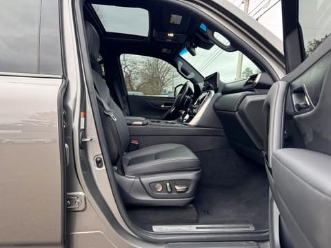 2022 Lexus LX 600, VIN JTJGB7CX0N4003391. Zdjęcie 5 z 6 z aukcji Copart. Katalog aut z USA OpenDataCar.