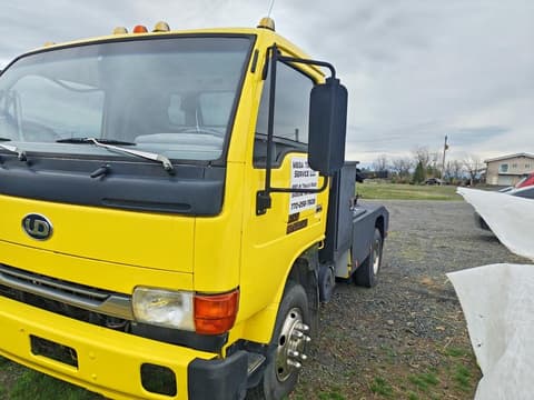 2000  , VIN JNAUZV1JXYA351096. Фото 2 з 6 з аукціону Copart. Каталог авто зі США OpenDataCar.