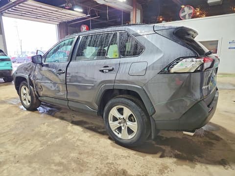 2021 Toyota RAV4, VIN 2T3P1RFV8MC244324. Фото 2 з 6 з аукціону Copart. Каталог авто зі США OpenDataCar.