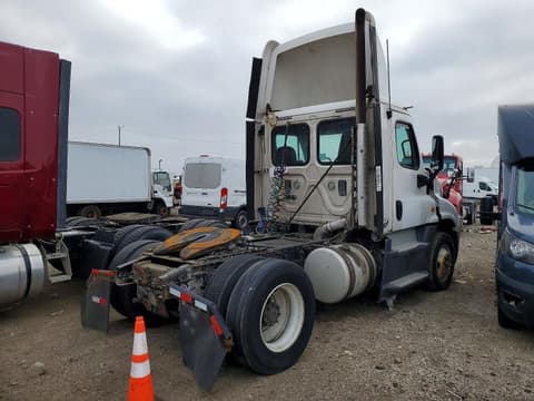 2016 Freightliner Cascadia 125, VIN 1FUBGEDV8GLHC5773. Zdjęcie 4 z 6 z aukcji Copart. Katalog aut z USA OpenDataCar.