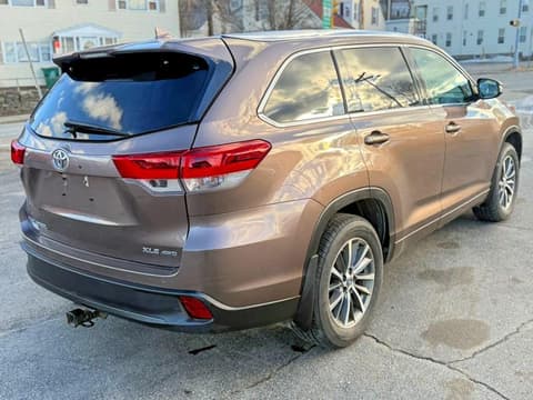 2018 Toyota Highlander, VIN 5TDJZRFH3JS913099. Фото 3 з 6 з аукціону Copart. Каталог авто зі США OpenDataCar.