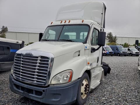 2017 Freightliner Cascadia 113, VIN 3AKBGADV5HSJD0486. Zdjęcie 2 z 6 z aukcji Copart. Katalog aut z USA OpenDataCar.