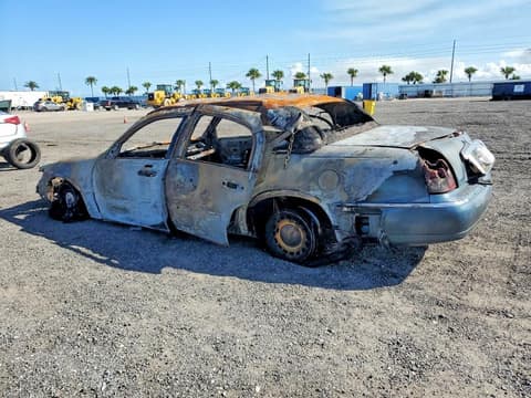 2001 Lincoln Town Car, VIN 1LNHM81W11Y625613. Фото 2 з 6 з аукціону Copart. Каталог авто зі США OpenDataCar.