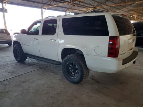 2010 Chevrolet Suburban, VIN 1GNUKJE39AR187294. Фото 2 з 6 з аукціону Copart. Каталог авто зі США OpenDataCar.