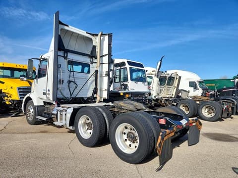 2020 Volvo VNR, VIN 4V4WC9EG2LN266725. Фото 3 из 6 с аукциона Copart. Каталог авто из США OpenDataCar.