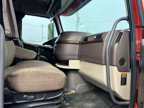 2014 Volvo VNL, VIN 4V4NC9TJ6EN177222. Фото 5 з 6 з аукціону Copart. Каталог авто зі США OpenDataCar.