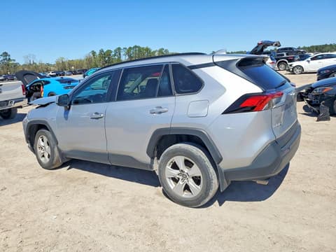 2021 Toyota RAV4, VIN 2T3W1RFV2MC135899. Фото 2 з 6 з аукціону Copart. Каталог авто зі США OpenDataCar.