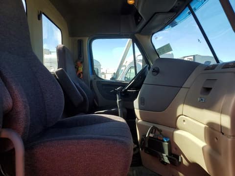 2017 Freightliner Cascadia 125, VIN 3AKJGEDR9HDHX0332. Фото 5 з 6 з аукціону Copart. Каталог авто зі США OpenDataCar.