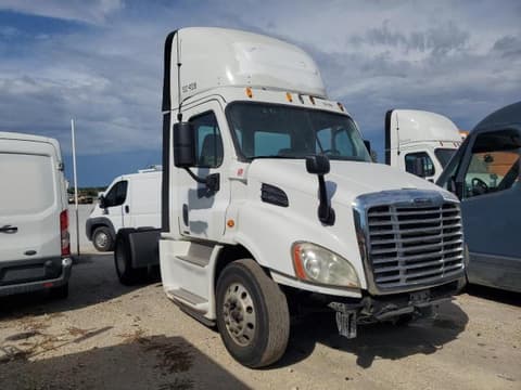 2015 Freightliner Cascadia, VIN 3AKBGADV4FSGE6404. Photo 1 of 6 from Copart auction. OpenDataCar US salvage catalog.