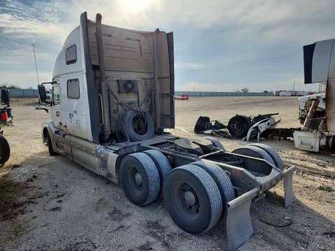 2015 Volvo VN, VIN 4V4NC9EJ1FN908637. Фото 3 з 6 з аукціону Copart. Каталог авто зі США OpenDataCar.