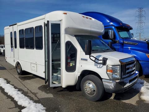 2017 Ford E-450, VIN 1FDFE4FS5HDC32119. Фото 1 з 6 з аукціону Copart. Каталог авто зі США OpenDataCar.