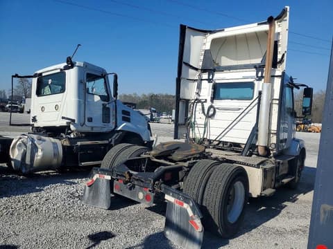 2017 Volvo VNL, VIN 4V4N39TG5HN987983. Фото 4 из 6 с аукциона Copart. Каталог авто из США OpenDataCar.