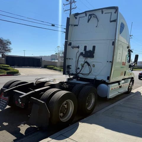 2012 Freightliner Cascadia 125, VIN 1FUJGLDRXCLBJ5018. Фото 4 з 6 з аукціону Copart. Каталог авто зі США OpenDataCar.