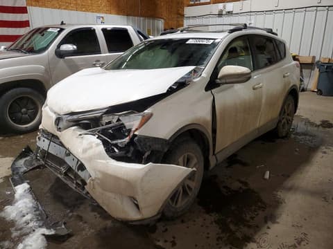 2017 Toyota RAV4, VIN JTMRFREV8HJ700661. Фото 1 з 6 з аукціону Copart. Каталог авто зі США OpenDataCar.