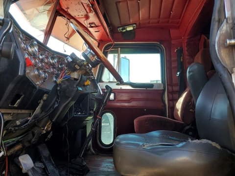 2000 Peterbilt 379, VIN 1XP5DB9XXYN511797. Photo 5 of 6 from Copart auction. OpenDataCar US salvage catalog.