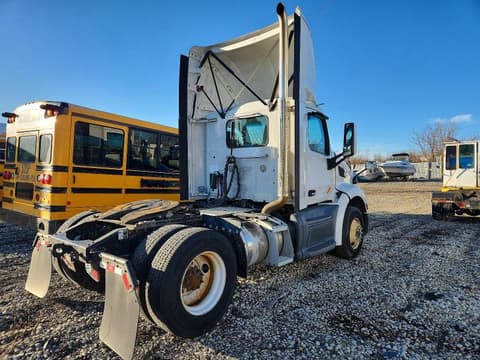 2018 Peterbilt 579, VIN 1XPBA48X1JD477995. Zdjęcie 4 z 6 z aukcji Copart. Katalog aut z USA OpenDataCar.