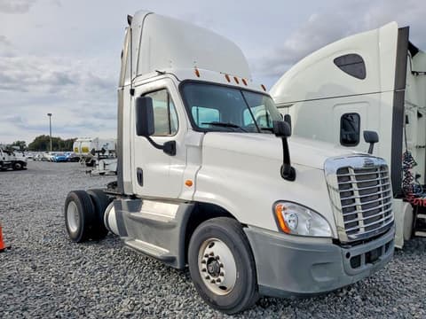2016 Freightliner Cascadia 125, VIN 1FUBGEDV5GLHC5665. Фото 1 из 6 с аукциона Copart. Каталог авто из США OpenDataCar.