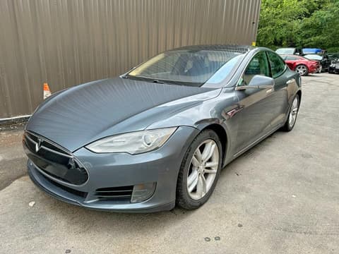 2013 Tesla Model S, VIN 5YJSA1AC6DFP10886. Фото 2 з 6 з аукціону Copart. Каталог авто зі США OpenDataCar.