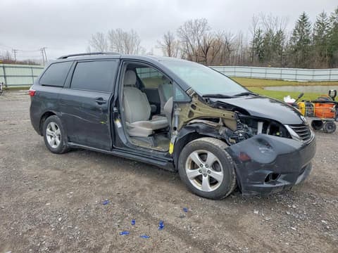 2017 Toyota Sienna, VIN 5TDKZ3DC3HS781562. Фото 4 з 6 з аукціону Copart. Каталог авто зі США OpenDataCar.