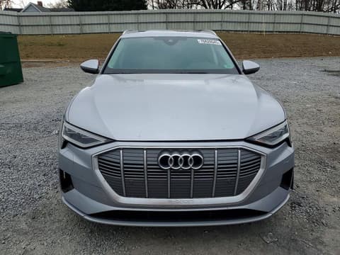 2022 Audi e-tron, VIN WA1LAAGE2NB033685. Фото 5 из 6 с аукциона Copart. Каталог авто из США OpenDataCar.