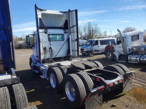 2020 Volvo VNR, VIN 4V4WC9EG4LN266628. Фото 3 из 6 с аукциона Copart. Каталог авто из США OpenDataCar.