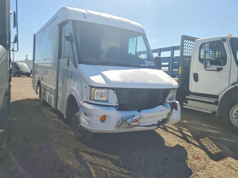 2013 Isuzu NPR, VIN JALB4T17XD7W00482. Zdjęcie 4 z 6 z aukcji Copart. Katalog aut z USA OpenDataCar.