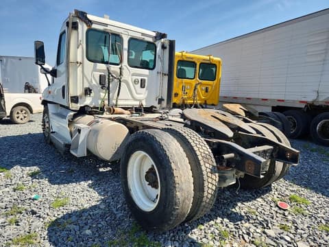 2015 Freightliner Cascadia, VIN 1FUBGED56FLGL0454. Фото 3 з 6 з аукціону Copart. Каталог авто зі США OpenDataCar.