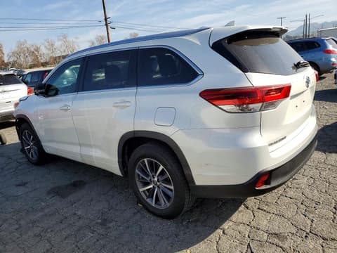 2018 Toyota Highlander, VIN 5TDKZRFH1JS538429. Zdjęcie 2 z 6 z aukcji Copart. Katalog aut z USA OpenDataCar.