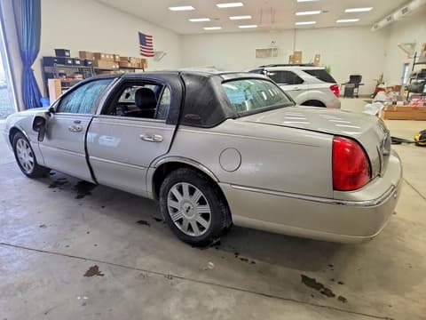 2005 Lincoln Town Car, VIN 1LNHM82W85Y635088. Фото 2 з 6 з аукціону Copart. Каталог авто зі США OpenDataCar.