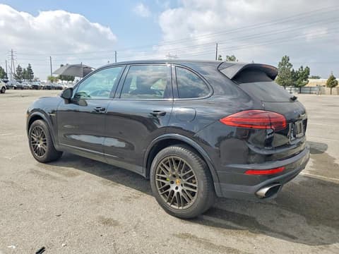 2017 Porsche Cayenne, VIN WP1AE2A20HLA75579. Фото 2 з 6 з аукціону Copart. Каталог авто зі США OpenDataCar.