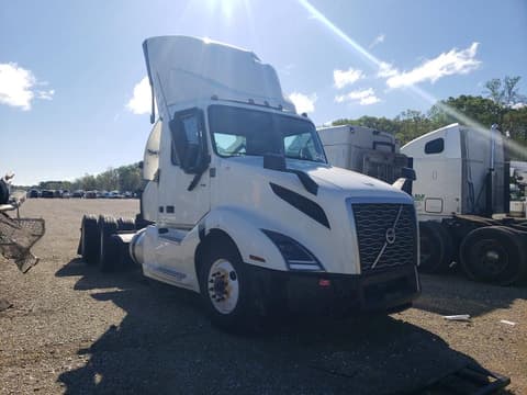 2025 Volvo VN, VIN 4V4NC9EH2SN671096. Фото 1 з 6 з аукціону Copart. Каталог авто зі США OpenDataCar.