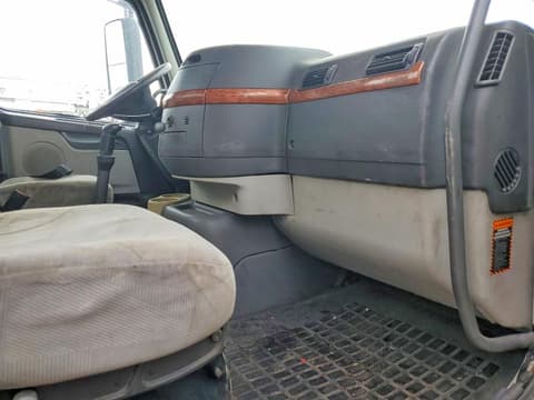 2011 Volvo VN, VIN 4V4MC9DF0BN296286. Фото 5 з 6 з аукціону Copart. Каталог авто зі США OpenDataCar.