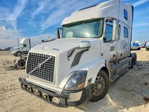 2015 Volvo VN, VIN 4V4NC9EJ1FN908637. Фото 2 з 6 з аукціону Copart. Каталог авто зі США OpenDataCar.